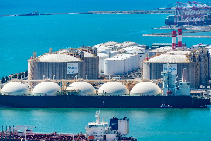 Woodside’s LNG: The 43-Cent Question

Every hour, millions of dollars’ worth of liquefied natural gas leave Western Australia’s coast — shipped from Woodside’s North West Shelf project near Karratha to power homes and industries across Asia. It’s one of the world’s biggest LNG hubs, but according to unions, Australia sees only 43 cents in tax for every $100 exported.

The ACTU wants a flat 25 percent export levy, claiming it could raise $17 billion a year — enough to fund 50 000 affordable homes nationwide. Gas producers warn such a move would threaten investment and jobs, arguing Australia already benefits through existing taxes, royalties, and local spending.

The debate cuts to the heart of Australia’s resource story: enormous energy wealth leaving our shores, and the question of how much of that value stays here.
If we’re selling the gas, shouldn’t Australians share more in the return?